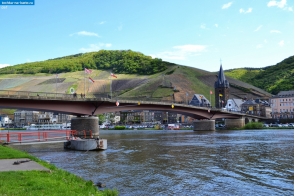 Германия. Мост через Мозель в городе Бернкастель-Кус