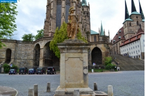 Германия. Скульптура на Соборной площади в Эрфурте