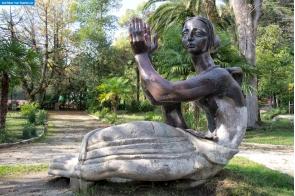 Абхазия. Скульптура "Медея" в Приморском парке в Гагре