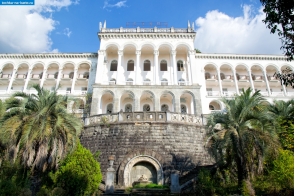 Абхазия. Здание бывшего санатория "Грузия" в Гагре