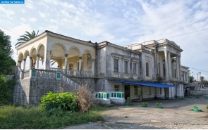 Абхазия. Железнодорожный вокзал в Цандрыпше
