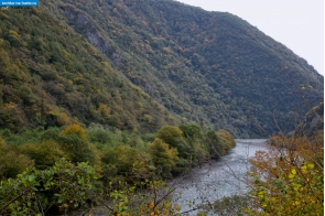 Абхазия. Вид на реку Бзыбь от водопада Девичьи слёзы в Абхазии