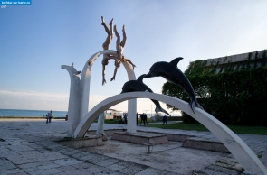 Абхазия. Скульптура "Ныряльщики" в Пицунде