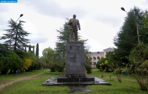 Абхазия. Памятник Ленину в Гудауте