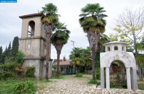 Абхазия. Во дворе Лыхненского храма в Абхазии