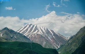 Грузия. Вид на горы близ села Гудаури