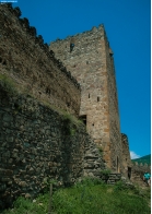 Грузия. Стены и башня в крепости Ананури в Грузии