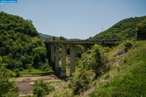 Грузия. Автомобильный мост возле крепости Ананури в Грузии