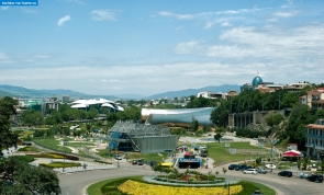 Грузия. Вид на парк Рике от Метехской скалы в Тбилиси