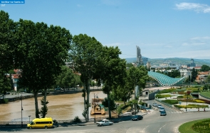Грузия. Вид на реку Кура с Метехской скалы в Тбилиси