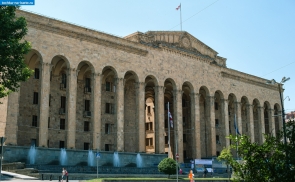 Грузия. Старое здание парламента Грузии на проспекте Руставели в Тбилиси