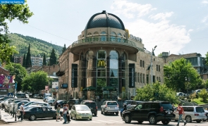 Грузия. Макдоналдс на проспекте Руставели в Тбилиси