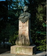 Грузия. Памятник писателю Э.Ниношвили в Тбилиси