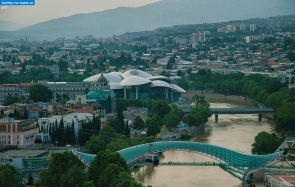Грузия. Вид на Куру из крепости Нарикала в Тбилиси