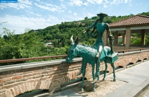 Грузия. Скульптура "Доктор на осле" в Сигнахи