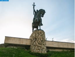 Грузия. Памятник Ираклию II в Телави