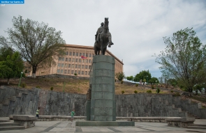 Армения. Памятник маршалу Ованесу Баграмяну в Ереване