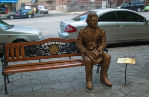 Армения. Памятник поэту Ованесу Ширазу в Ереване
