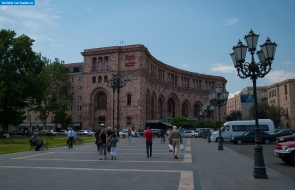 Армения. На площади Республики в Армении