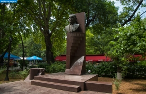 Армения. Памятник Вазгену Саргсяну в Ереване