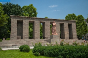 Армения. Памятник Степану Шаумяну на площади его имени в Ереване