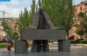 Армения. Памятник архитектору Александру Таманяну у Каскада в Ереване