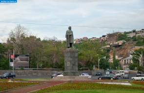 Армения. Памятник писателю Хачатуру Абовяну в Ереване