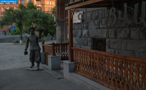 Армения. Памятник возле кафе на улице Пароняна в Ереване