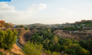 Армения. Вид на реку Раздан в Ереване