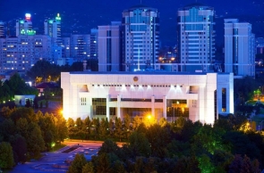 Алматы. Первая резиденция президента вечером.