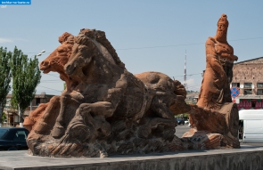 Армения. Памятник царю Аргишти I в Ереване