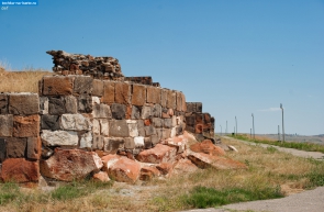 Армения. Стены крепости Эребуни в Ереване