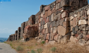 Армения. Стены крепости Эребуни