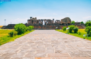 Армения. Вид на руины храма Звартноц в Армении