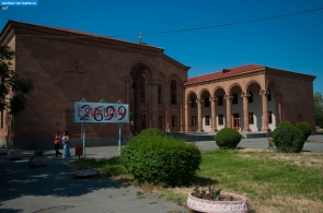 Армения. Культурный центр имени Комитаса в Вагаршапате