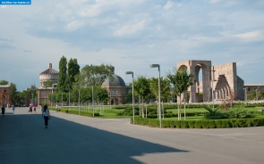 Армения. На территории Эчмиадзинского монастыря в Вагаршапате