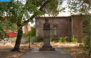 Армения. Памятник Анастасу Микояну в Вагаршапате