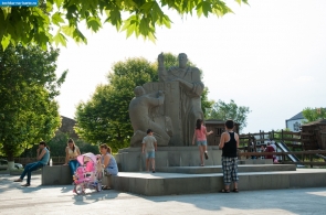 Армения. Памятник Месропу Маштоцу в Вагаршапате
