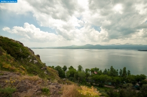 Армения. Вид на озеро Севан от монастыря Севанаванк