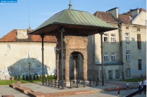 Польша. Остатки старой синагоги (Бима) в Тарнуве