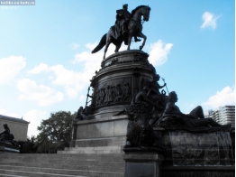 США. Памятник Джорджу Вашингтону в Филадельфии