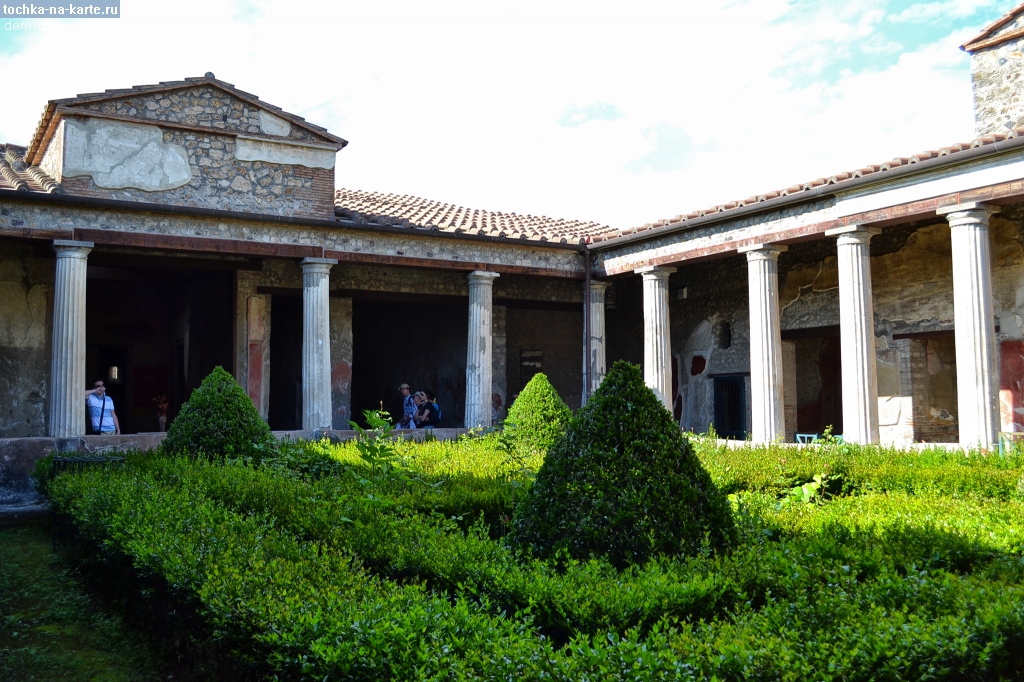 Кампания. Внутренний двор дома одной из знатных семей в Помпеях