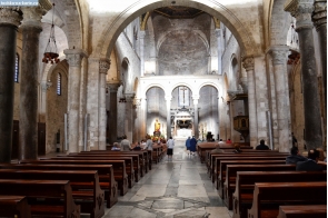 Италия. Внутри Базилики Святого Николая в Бари