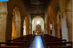 Италия. Внутри церкви святого Петра Кавеозо в Матере