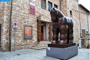 Италия. Необычная скульптура коня на главной площади в Ассизи